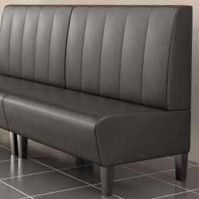 Banquette de noir sur pieds