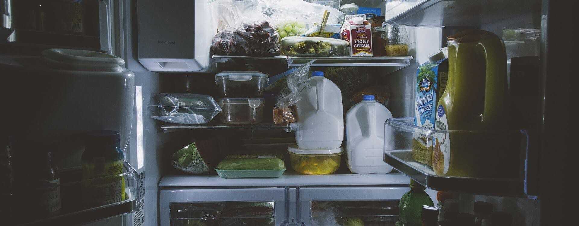 Quelle est la différence entre un frigo vitré et un frigo à boissons ? 