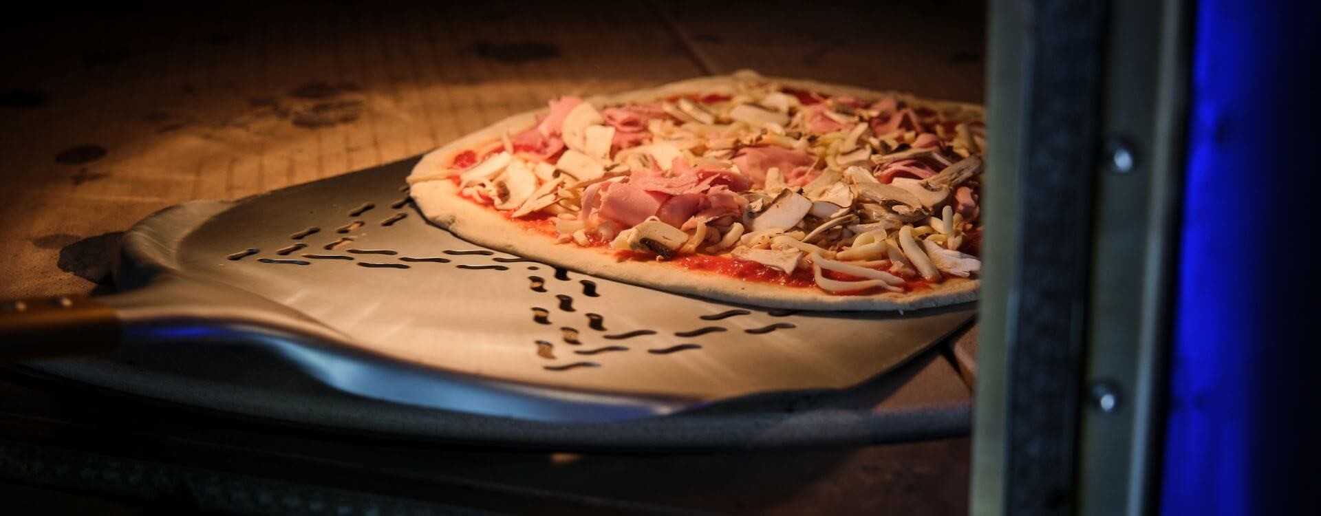 Pizza au four à bois pour 8 personnes - Recettes - Elle à Table