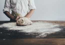 Comment gérer la quantité de farine pour faire de la pâte dans un pétrin à pizza ?