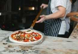 Comment enfourner une pizza dans un four à bois ?